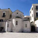 Mentre poco pi� avanti tra bar e locali sono incastonati i candidi absidi semicircolari della chiesa della Vallisa, costruita nell�XI secolo dai mercanti amalfitani residenti a Bari e ora centro polifunzionale di carattere culturale con ingresso nella stradina retrostante